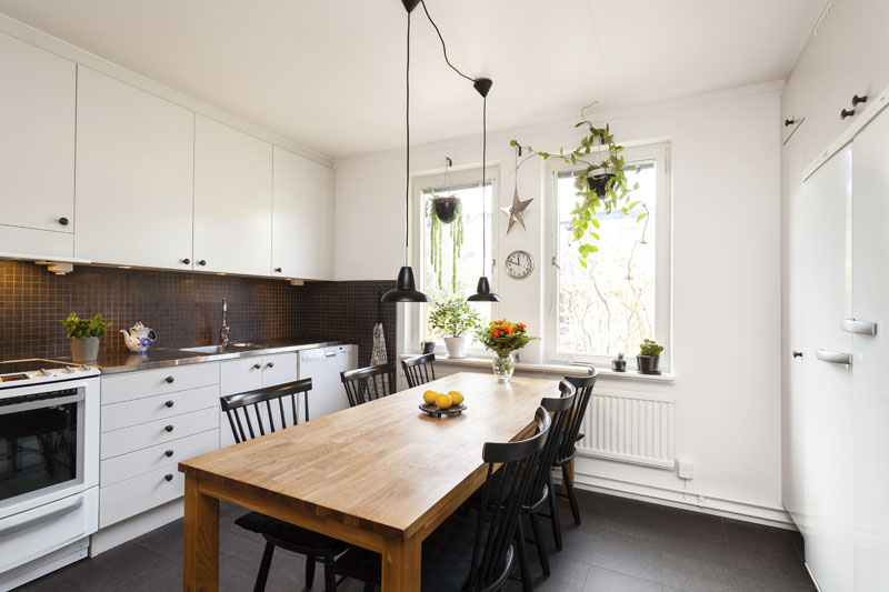 פינת אוכל במרכז המטבח